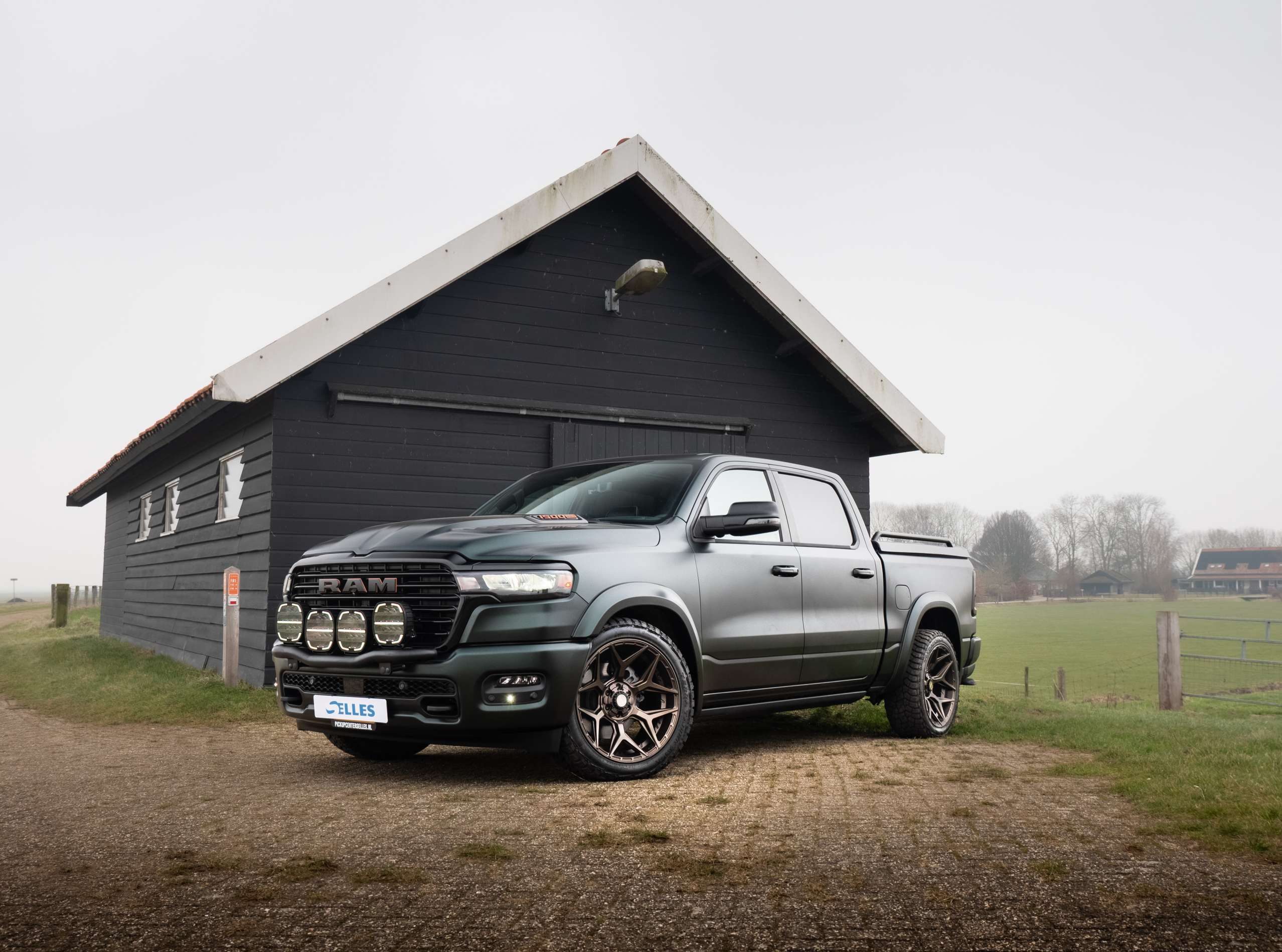 RAM 1500 Laramie Night automotive fotografie